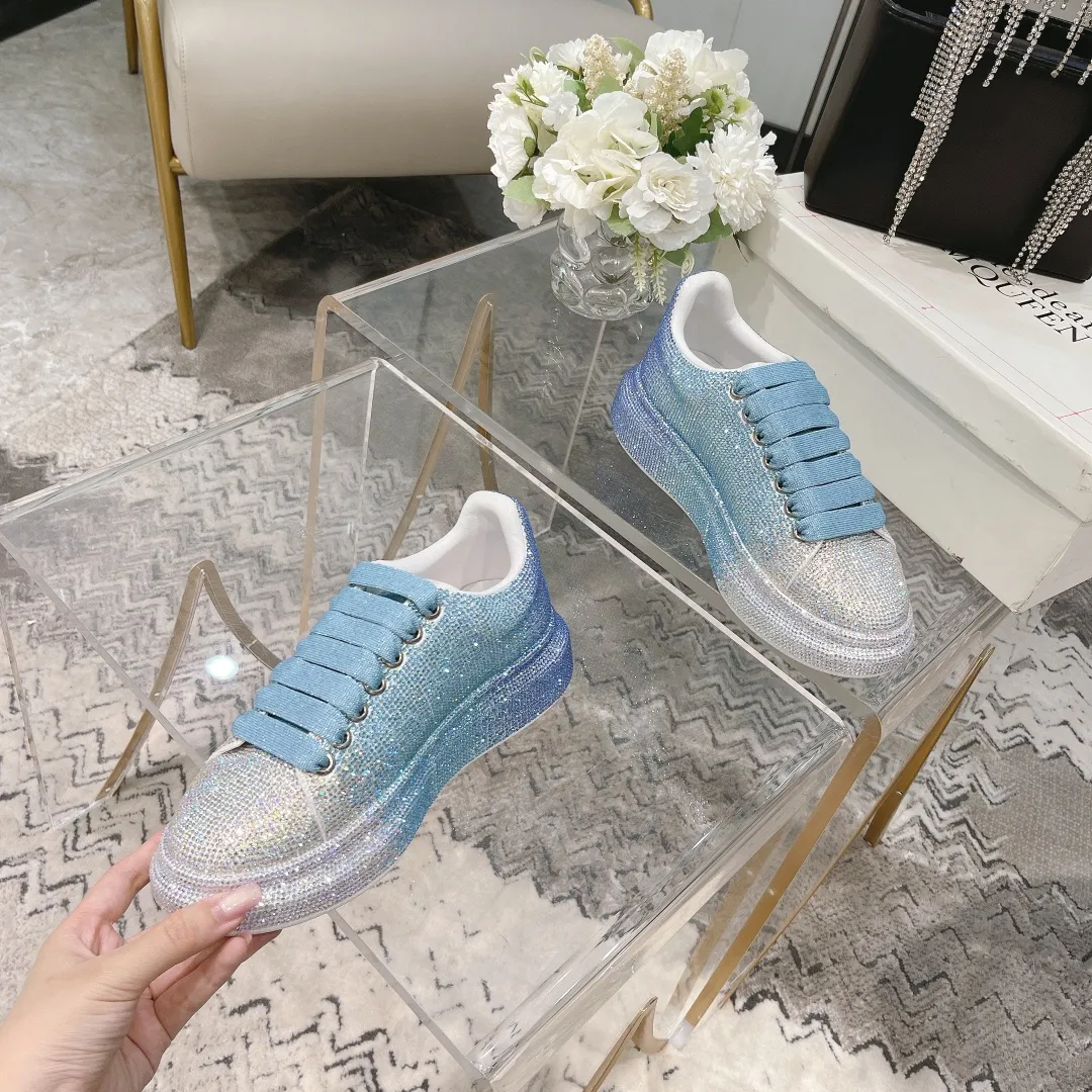 👟👟Ex-factory price 560👟👟 Men's size +10 2025SS McQueen crystal inlaid large and small diamond casual shoes counter original 1:1 production Fabric: imported silk velvet + imported Czech diamonds Lining: sheepskin lining Code number: 35-41 Male 39/44